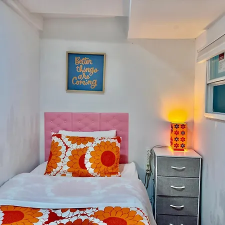 Tiny Private Room On The 1St Floor With Shared Bathroom 9 Minutes To Seatac Airport